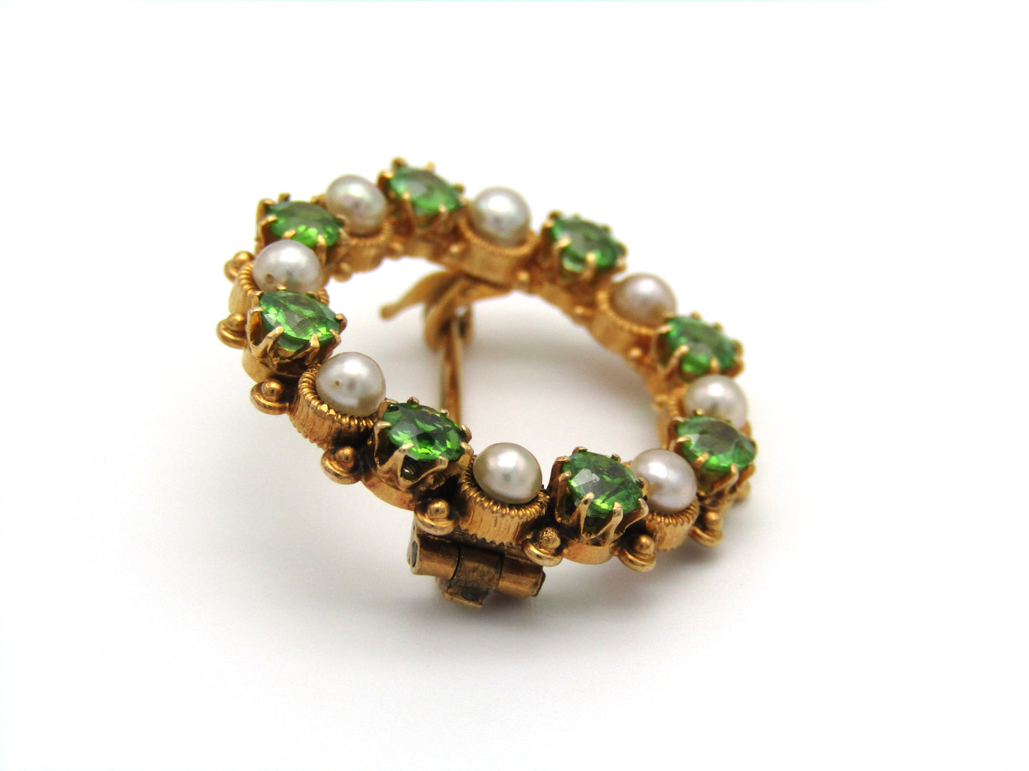 Edwardian, 18K gold demantoid garnet and pearl circle brooch