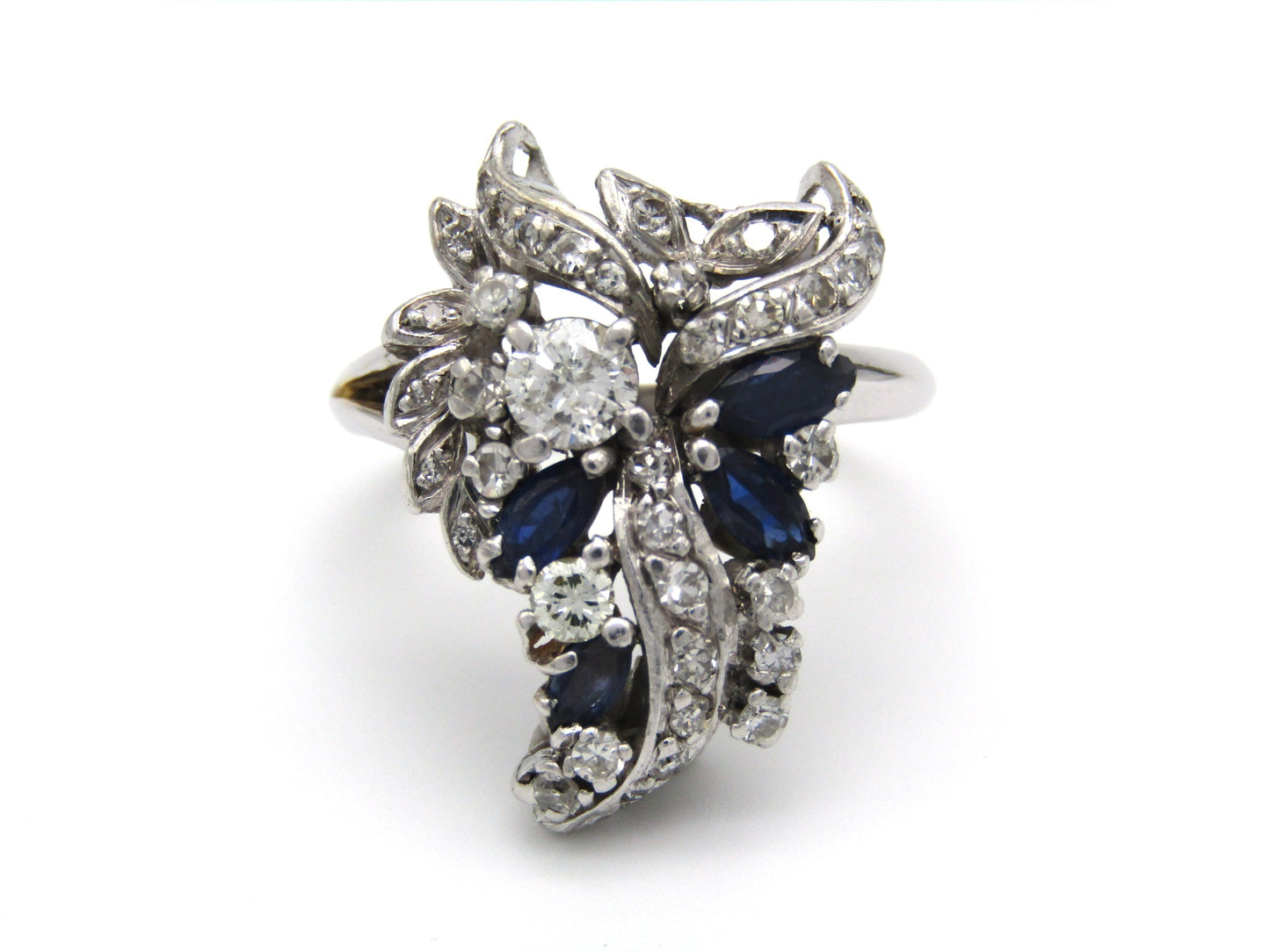 Edwardian, 18K gold French sapphire and diamond 'grapevine' ring