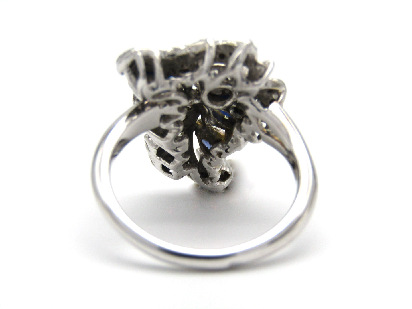 Edwardian, 18K gold French sapphire and diamond 'grapevine' ring