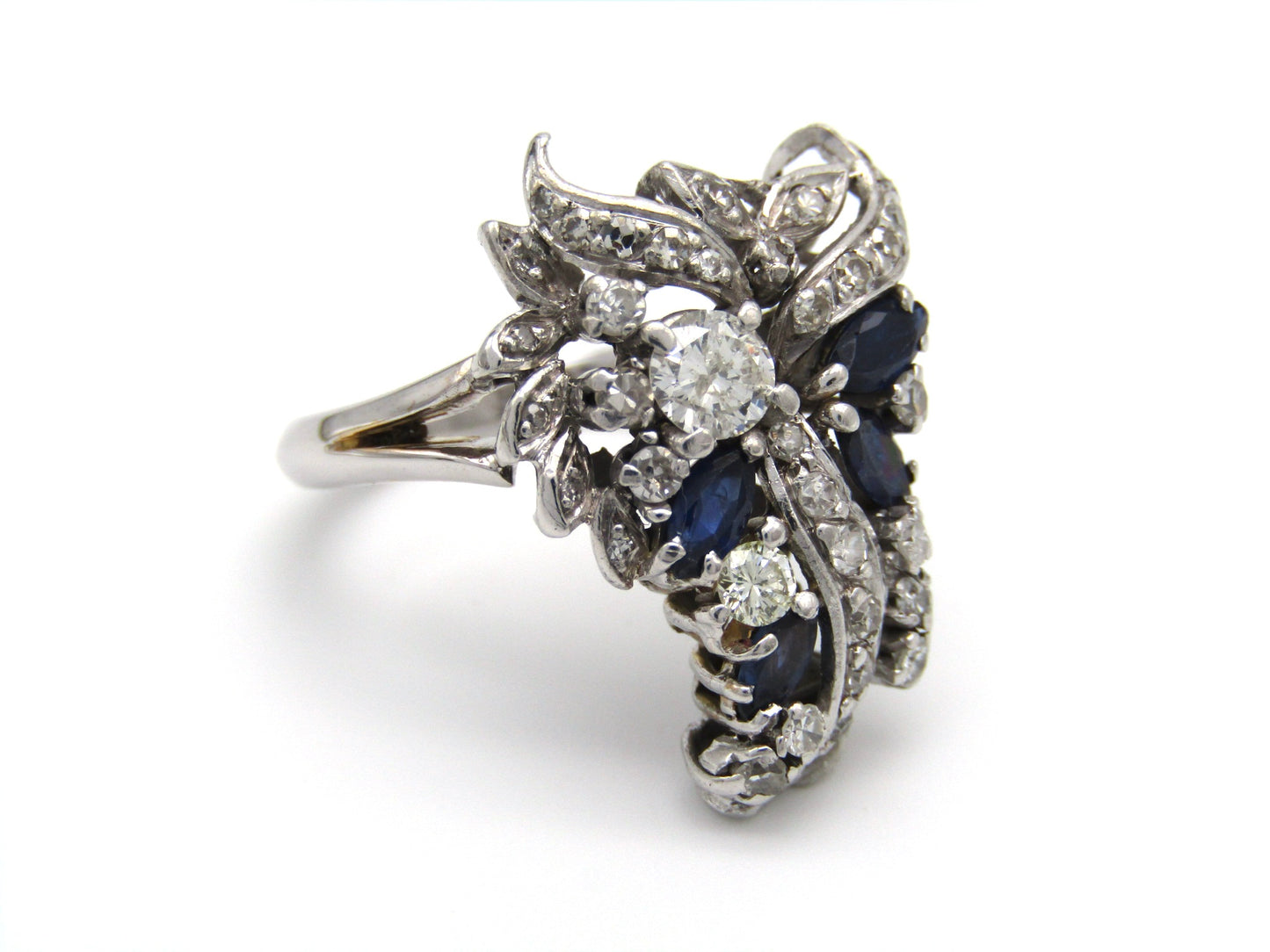 Edwardian, 18K gold French sapphire and diamond 'grapevine' ring