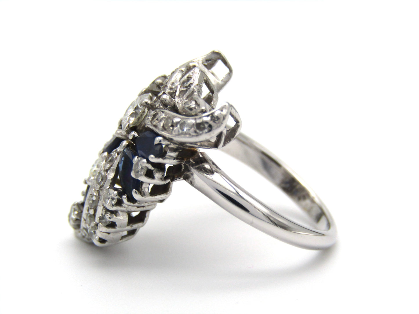 Edwardian, 18K gold French sapphire and diamond 'grapevine' ring