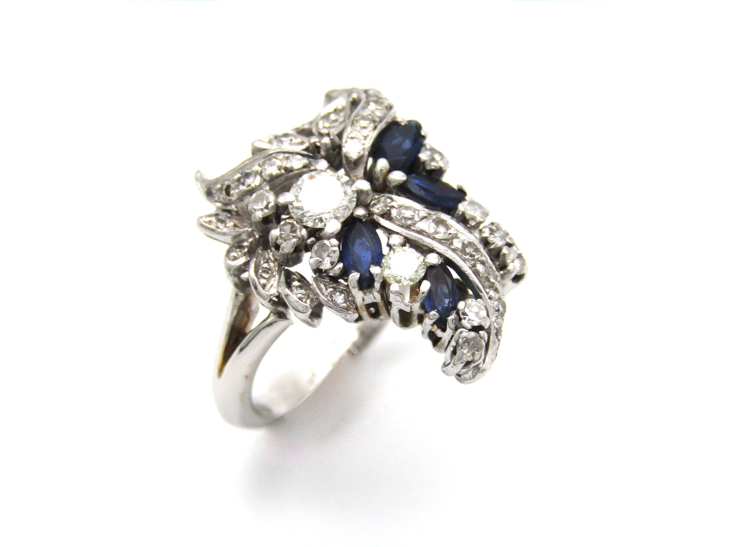 Edwardian, 18K gold French sapphire and diamond 'grapevine' ring