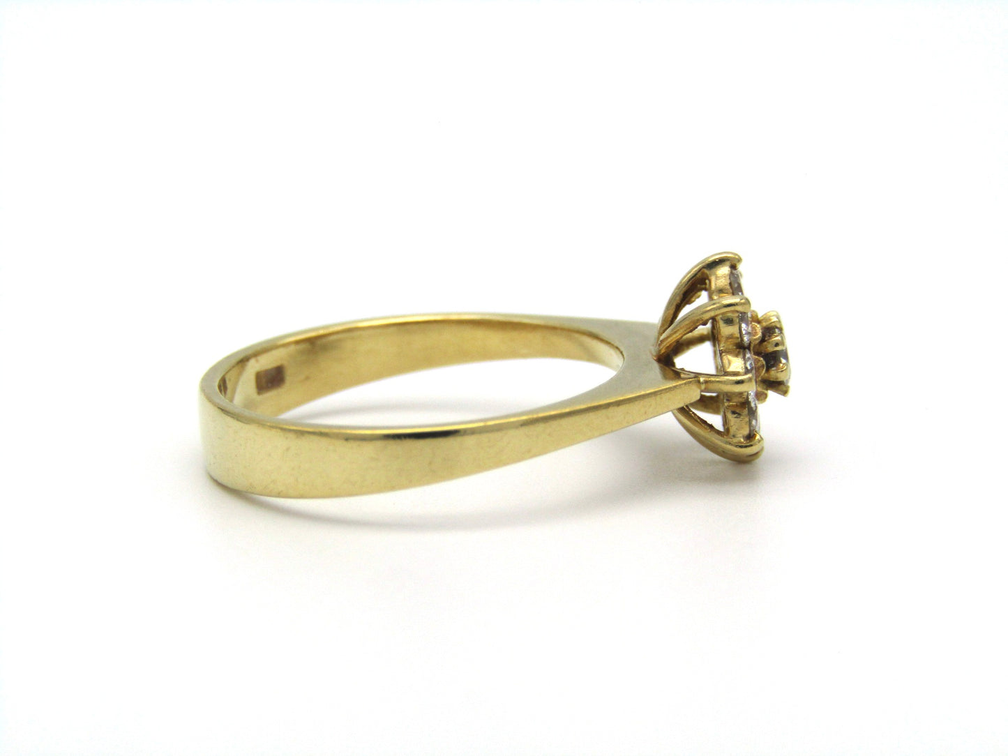 Vintage, 18K gold diamond 'flower' ring