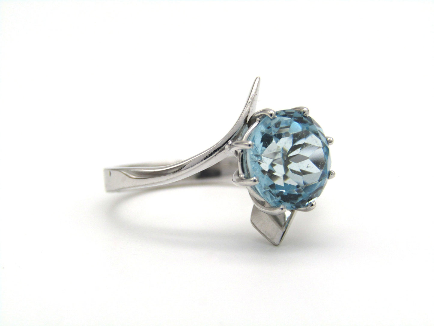 Estate, 18K gold aquamarine bypass ring