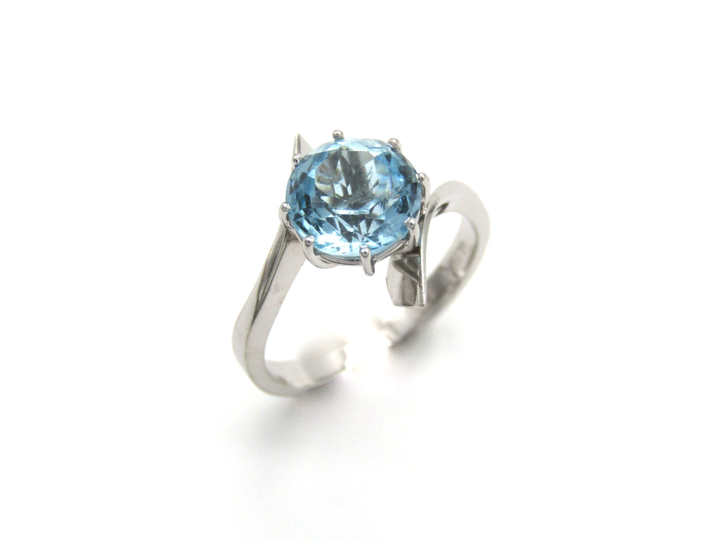 Estate, 18K gold aquamarine bypass ring