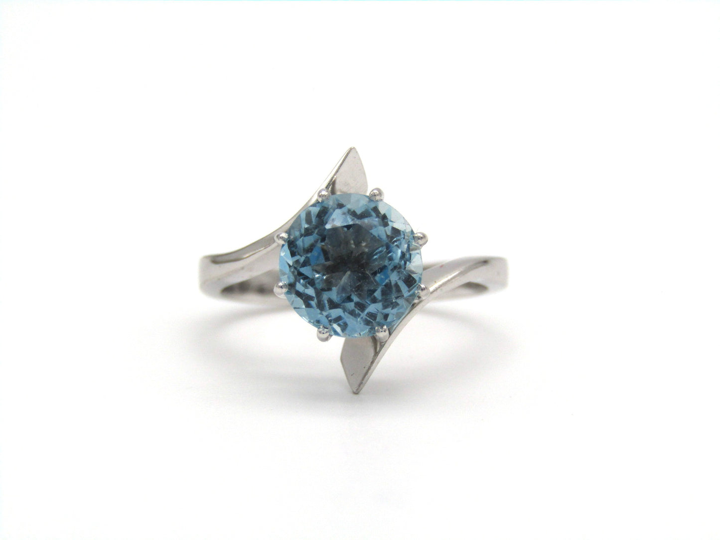 Estate, 18K gold aquamarine bypass ring