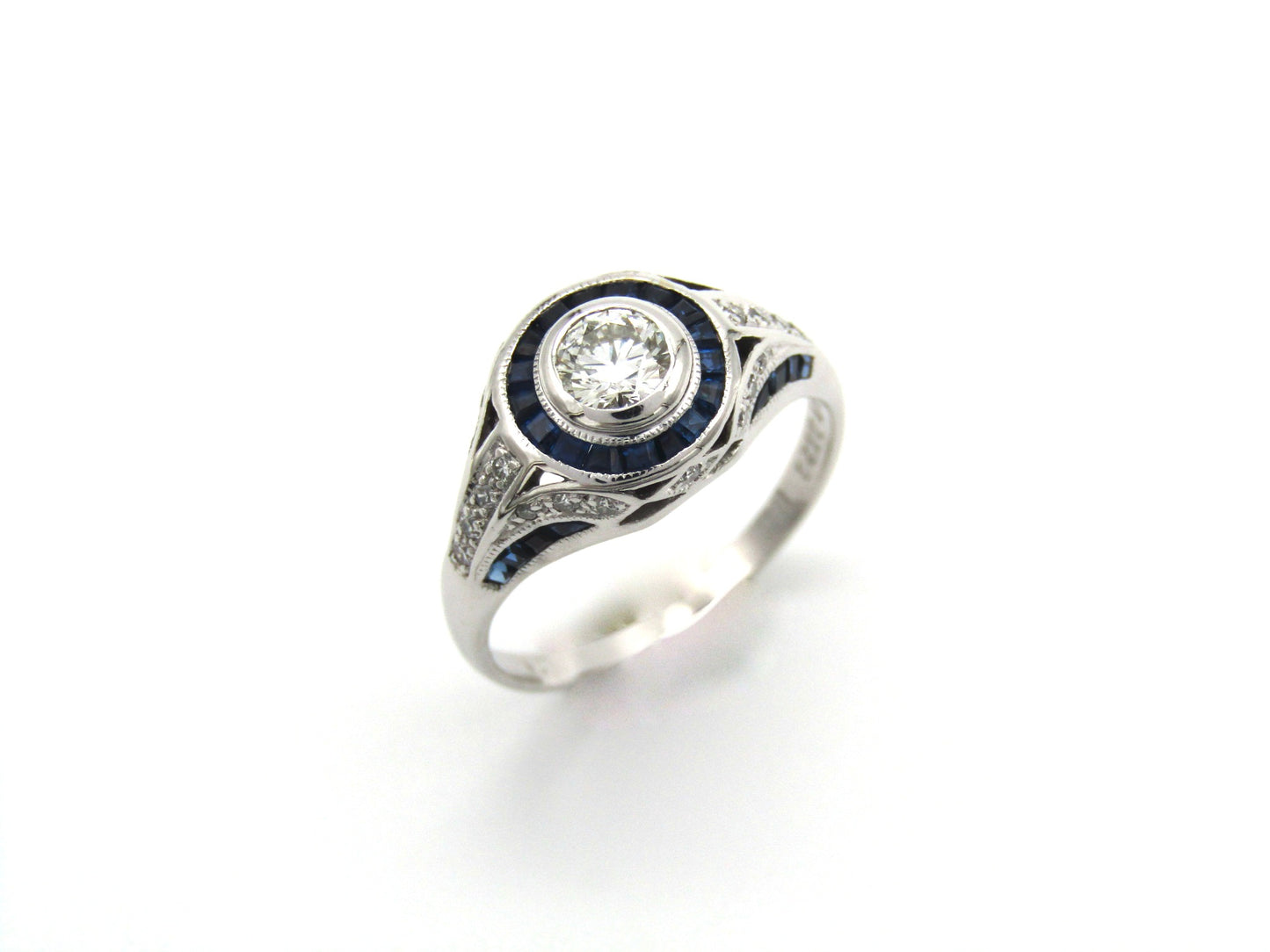 Art Deco, 18K gold diamond and sapphire ring